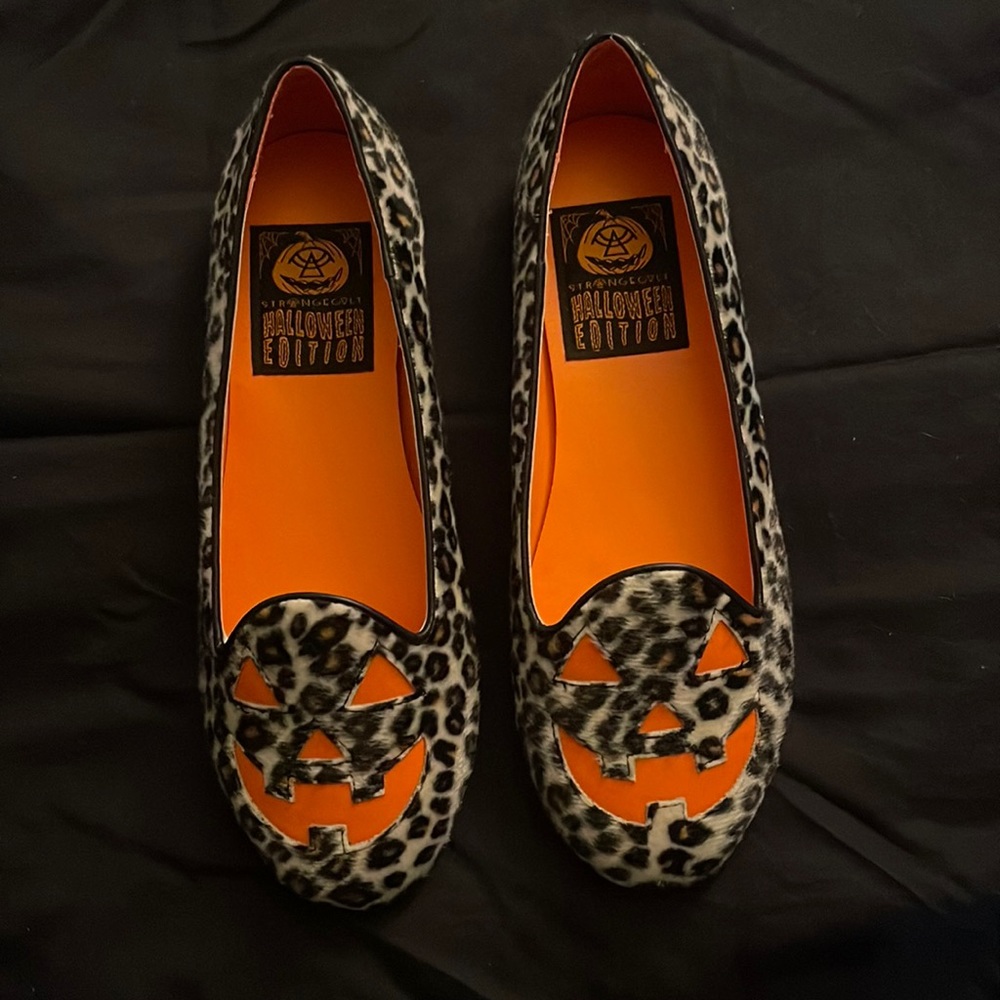Strange cult Leopard flats